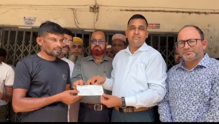 পটুয়াখালীতে বন্যায় ক্ষতিগ্রস্ত পরিবারকে টেউটিন ও অর্থ বিতরণ