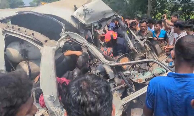 নাটোরে ট্রাক-মাইক্রোবাস সংঘর্ষে ৫ নারীসহ নিহত ৬