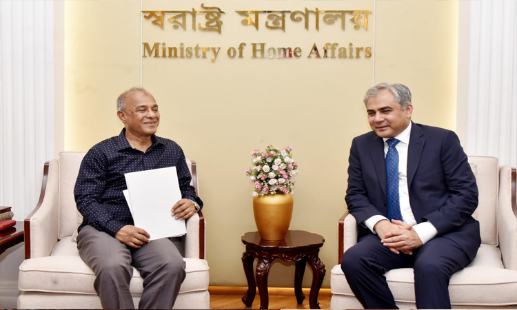 স্বরাষ্ট্র উপদেষ্টার সঙ্গে পাকিস্তানের স্বরাষ্ট্র মন্ত্রীর সাক্ষাৎ