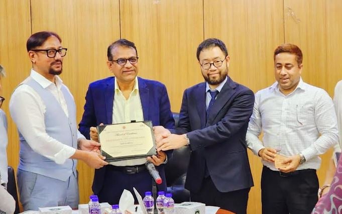 দেশসেরা সিটির স্বীকৃতি গ্রহণ করলেন চসিক মেয়র ডা. শাহাদাত