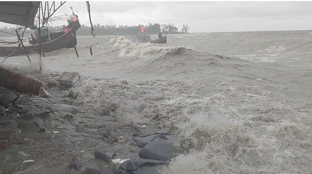 দুর্যোগপূর্ণ আবহাওয়ায় হাতিয়ার সঙ্গে নৌ-যোগাযোগ বন্ধ