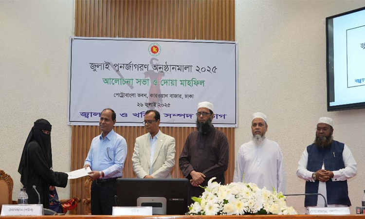জুলাই আন্দোলনের শহীদ পরিবারের মধ্যে সম্মাননা ও অনুদানের চেক হস্তান্তর