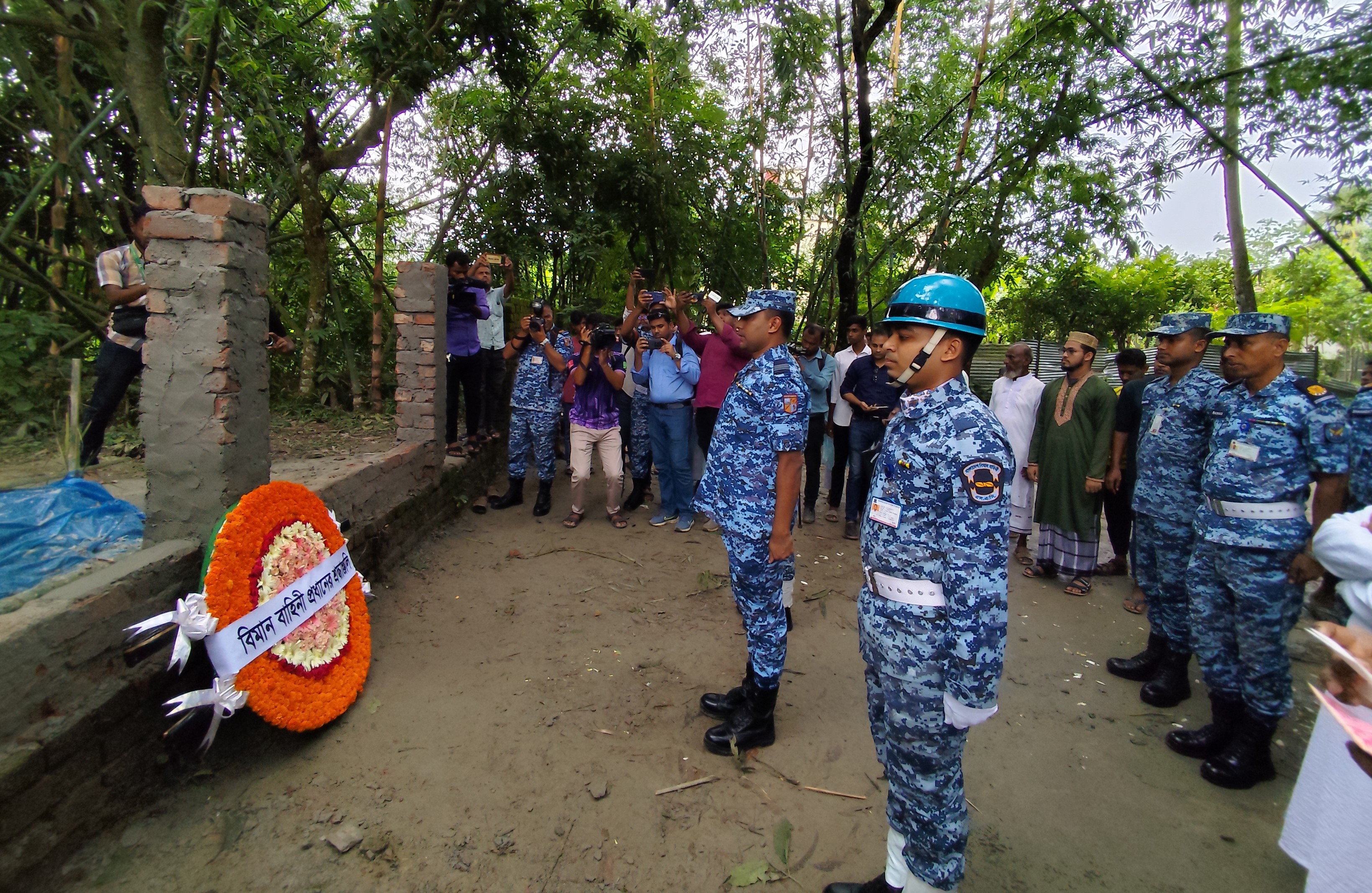 বিমান দুর্ঘটনায় নিহত মহতাবের কবরে বিমান বাহিনীর প্রতিনিধি দলের শ্রদ্ধা জ্ঞাপন 