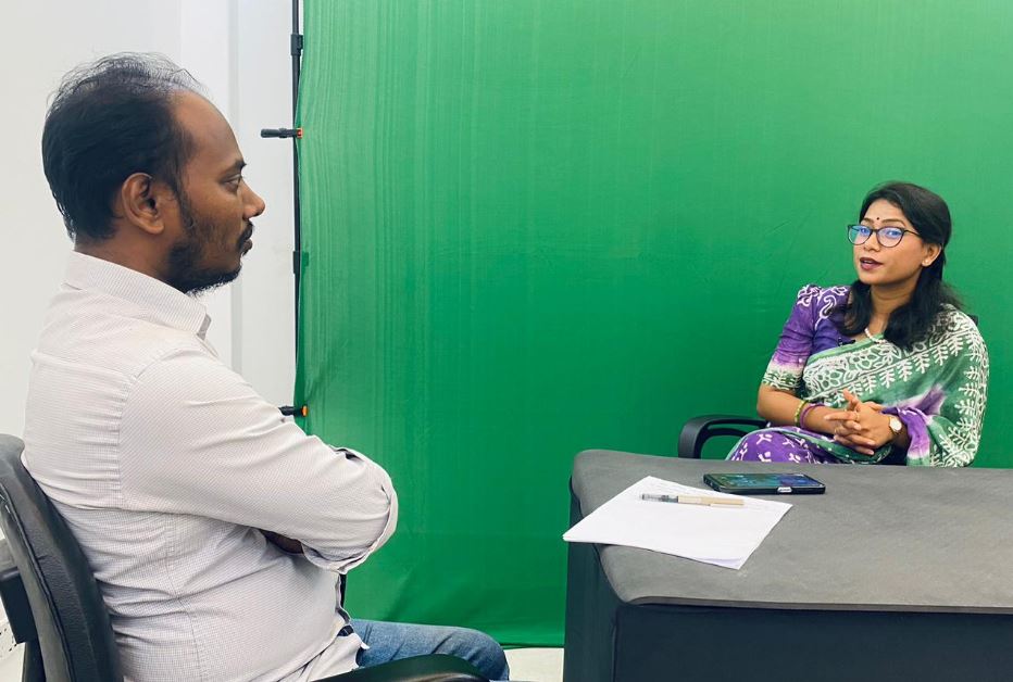 বাসসের স্টুডিওতে একান্ত সাক্ষাৎকারে রাজিয়া সুলতানা ঈশিতা। ছবি : বাসস