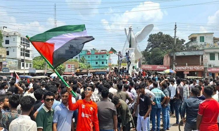 রাতভর পুলিশি ধরপাকড়ের পর বিক্ষোভে ফেটে পড়ে ঝিনাইদহ