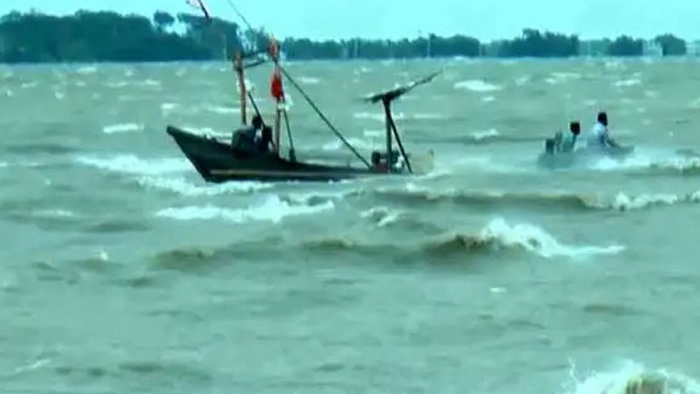 মেঘনায় বাল্কহেডের ধাক্কায় ট্রলার ডুবি, নিহত ১