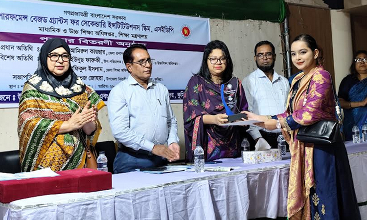 কুমিল্লায় কৃতী শিক্ষার্থীদের সংবর্ধনা