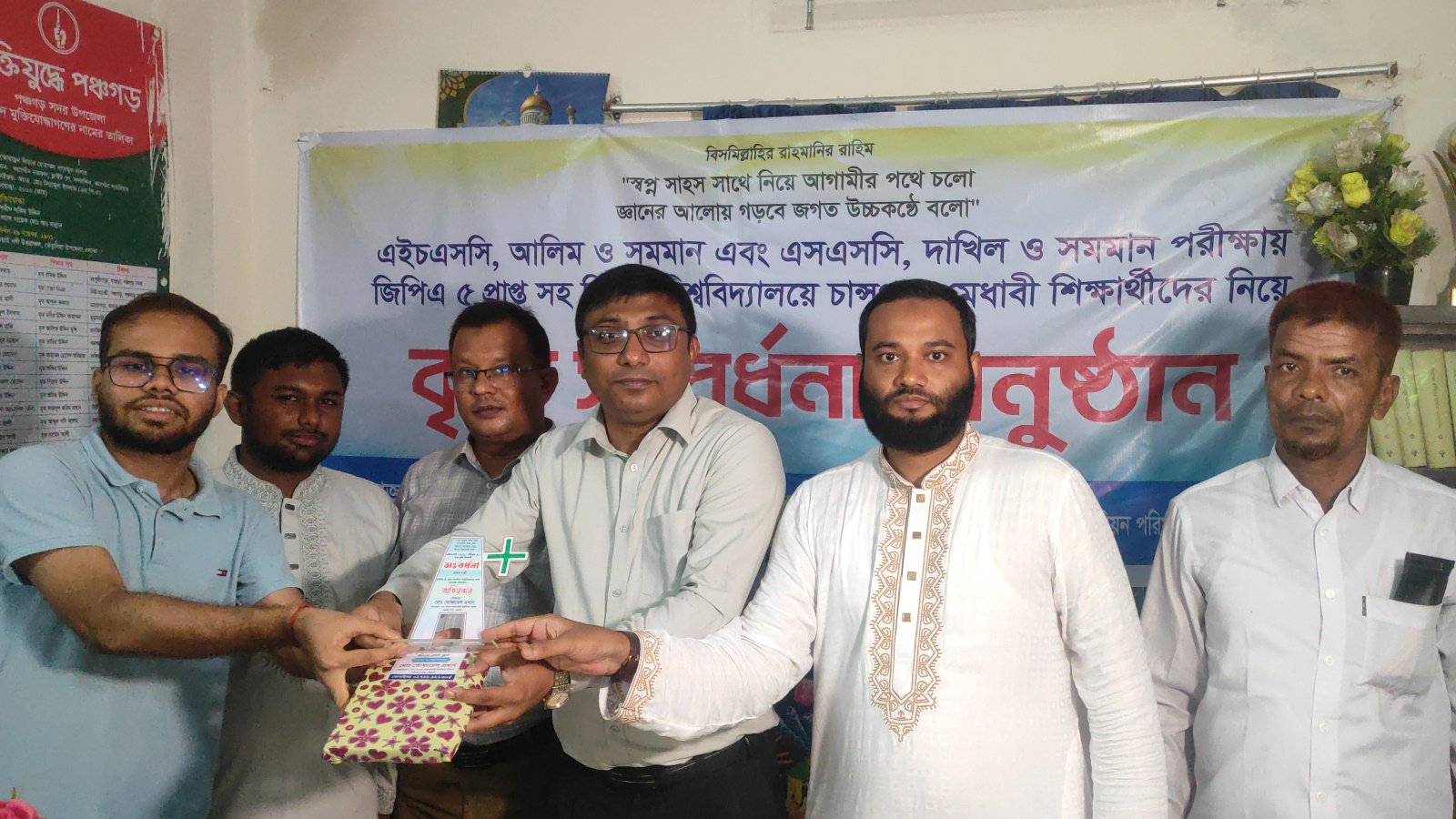 পঞ্চগড়ে কৃতি শিক্ষার্থীদের সংবর্ধনা দিলো ইউপি চেয়ারম্যান