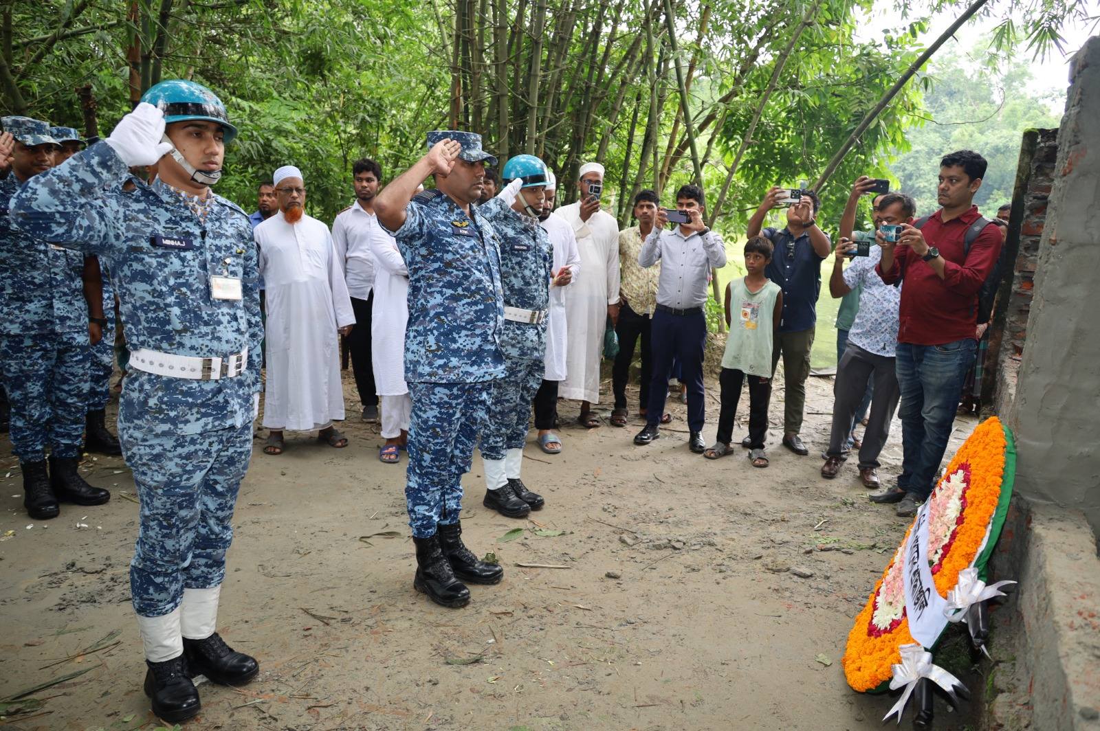 সাম্প্রতিক দুর্ঘটনায় নিহতদের সমাধীতে বিমানবাহিনীর শ্রদ্ধাজ্ঞাপন