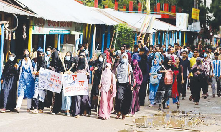 পুলিশের গুলি উপেক্ষা করে কুমিল্লায় বিক্ষোভ মিছিল