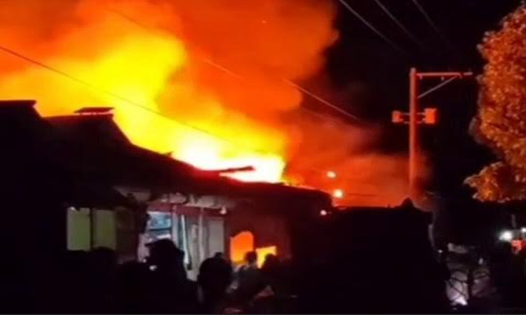 লক্ষ্মীপুরে ভয়াবহ অগ্নিকাণ্ডে কোটি টাকার ক্ষয়ক্ষতি