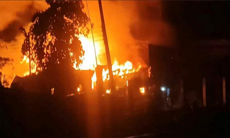 নারায়ণগঞ্জে আগুনে পুড়ল ২০টি ঘর