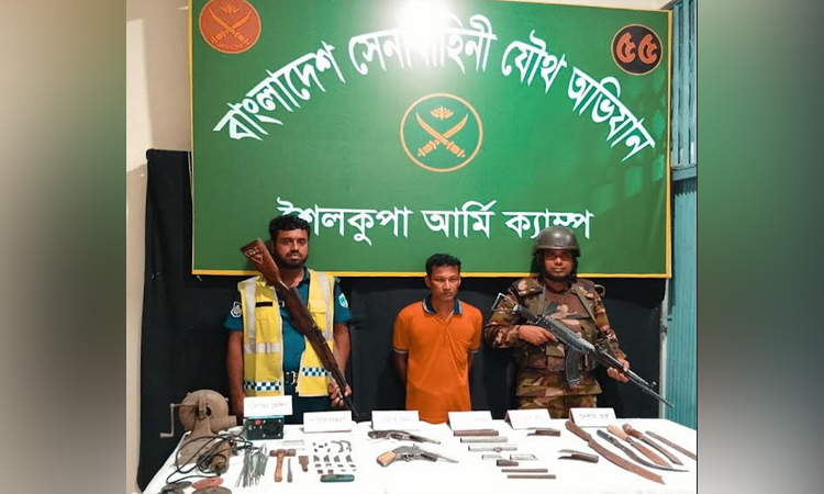 শৈলকূপায় যৌথবাহিনীর অভিযানে বিপুল পরিমাণ অস্ত্র উদ্ধার