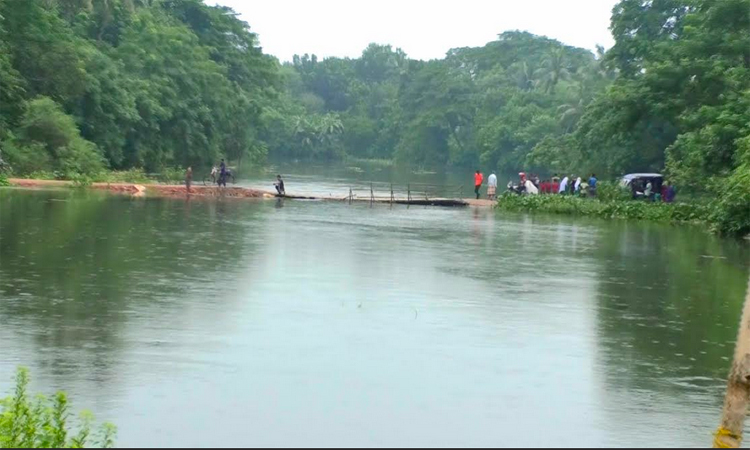 ঝিনাইদহে পানির নিচে ২০ গ্রামের ফসলি জমি