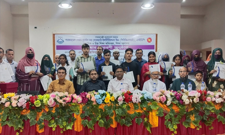 বাগেরহাটে কৃতী শিক্ষার্থীদের সংবর্ধনা