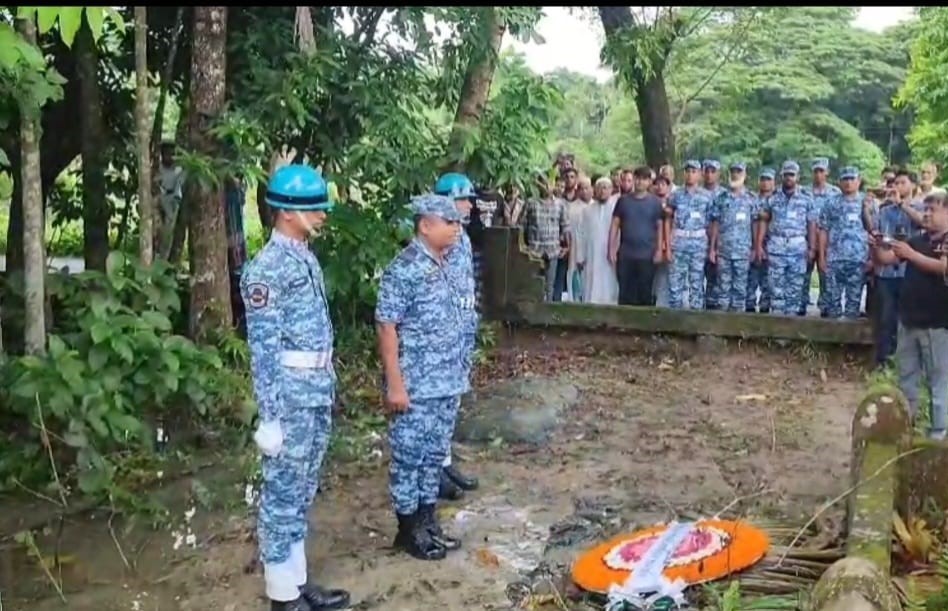 মাইলস্টোনে নিহত লক্ষ্মীপুরের সায়ানের কবরে বিমান বাহিনীর শ্রদ্ধা