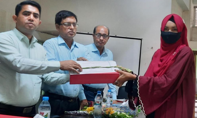 ঝিনাইদহে মেধাবী শিক্ষার্থীদের  মধ্যে পুরস্কার বিতরণ   