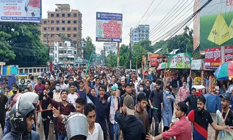 চাঁদপুরে গুরুত্বপূর্ণ স্থানে আইনশৃঙ্খলা রক্ষাকারী বাহিনী কঠোর অবস্থান নেয়