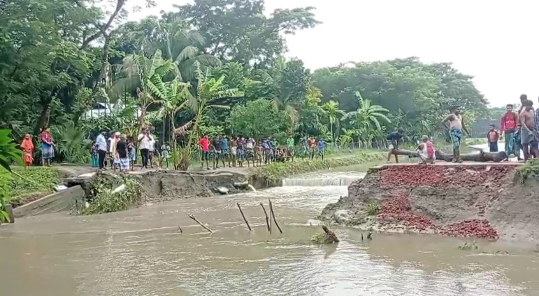 লক্ষ্মীপুরে বলিরপোল-নাছিরগঞ্জ সড়ক বিচ্ছিন্ন হওয়ায় দুর্ভোগে ২০ হাজার মানুষ