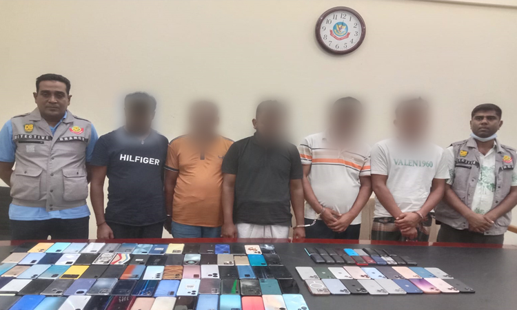 রাজধানীতে চোরাই মোবাইলসহ গ্রেফতার ৫