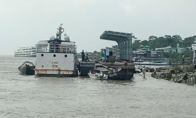 নদী উত্তাল থাকায় ভোলার ১০ রুটে লঞ্চ চলাচল বন্ধ