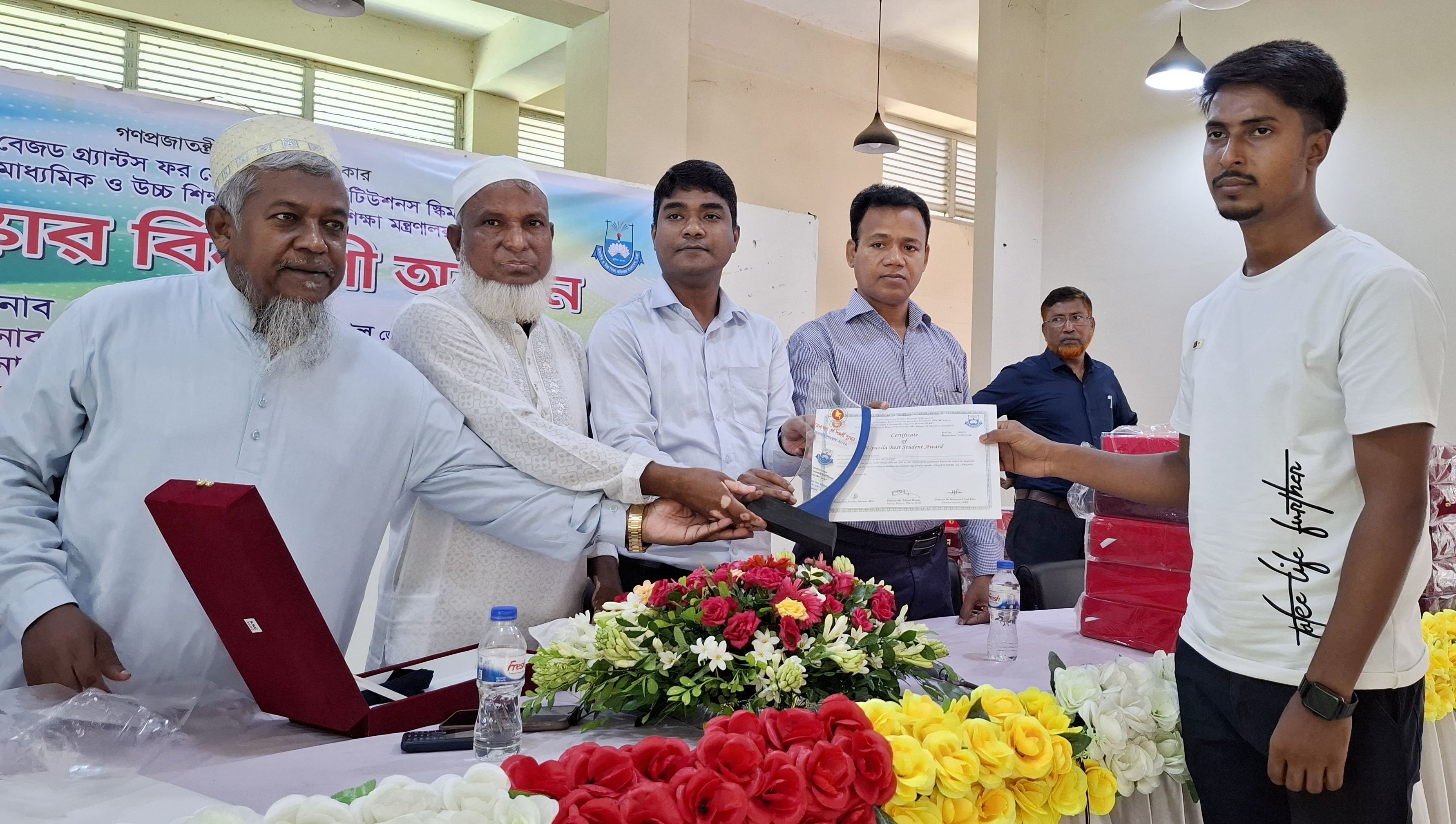 নওগাঁয় শ্রেষ্ঠ শিক্ষার্থীদের মধ্যে পুরস্কার বিতরণ 