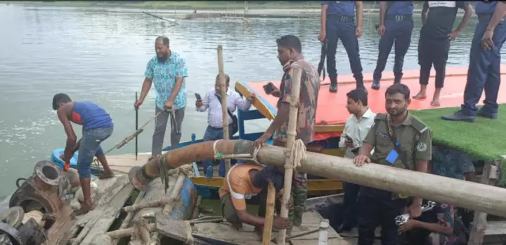 জাফলংয়ে বালুবোঝাই নৌকা ও ড্রেজার মেশিন ধ্বংস