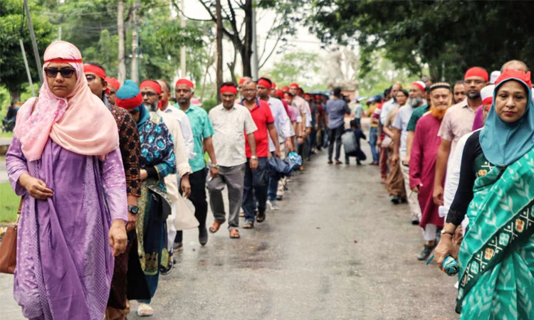 খুলনায় শিক্ষক-শিক্ষার্থীদের প্রতিবাদী গান, গ্রাফিতি অঙ্কন, মানববন্ধন ও সমাবেশ 