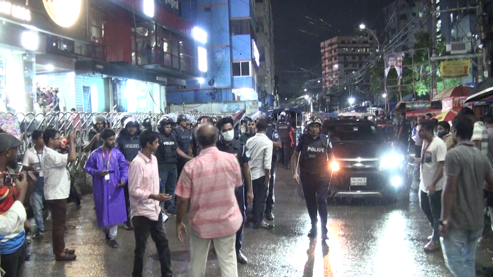 নারায়ণগঞ্জে শিক্ষার্থীদের মোমবাতি প্রজ্বালন কর্মসূচিতে পুলিশের বাধা, লাঠিপেটা