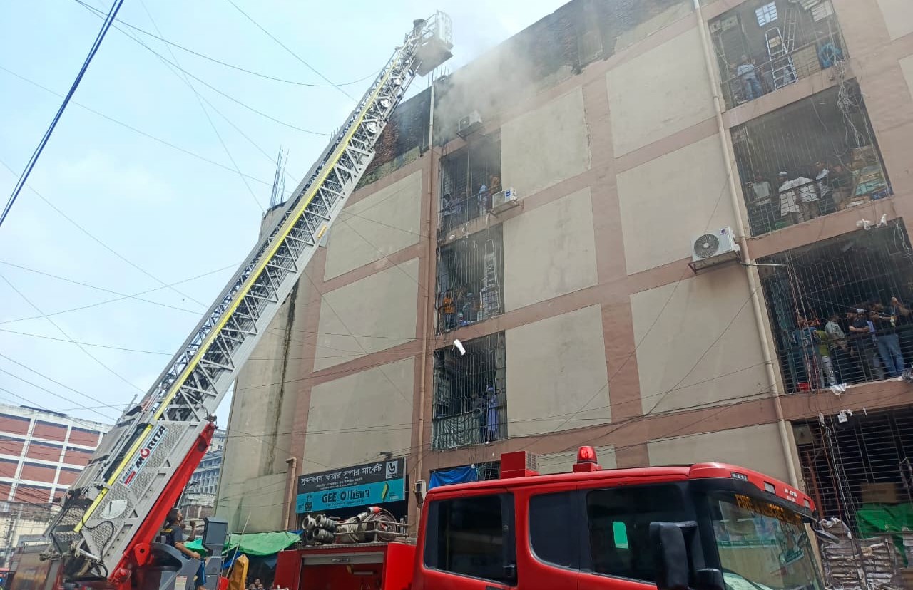 গুলিস্তানের সুন্দরবন স্কয়ার মার্কেটের আগুন নিয়ন্ত্রণে