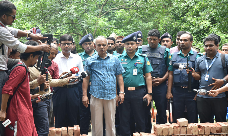জুলাই শহীদদের গণকবর, ডিএনএ টেস্টে শনাক্ত হবে মরদেহ: স্বরাষ্ট্র উপদেষ্টা