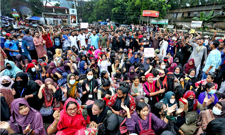 বগুড়ায় সাতমাথা অবরুদ্ধ করেছিলেন শিক্ষার্থীরা