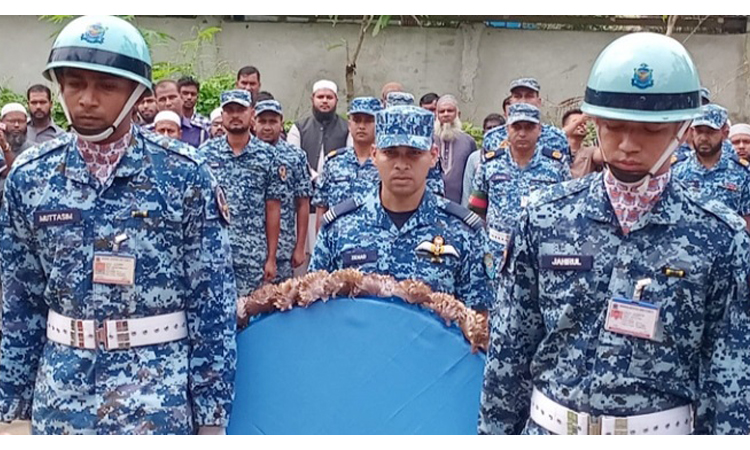 ফরিদপুরে মাইলস্টোনের শিক্ষার্থী রাইসা মনির কবরে বিমান বাহিনীর শ্রদ্ধা