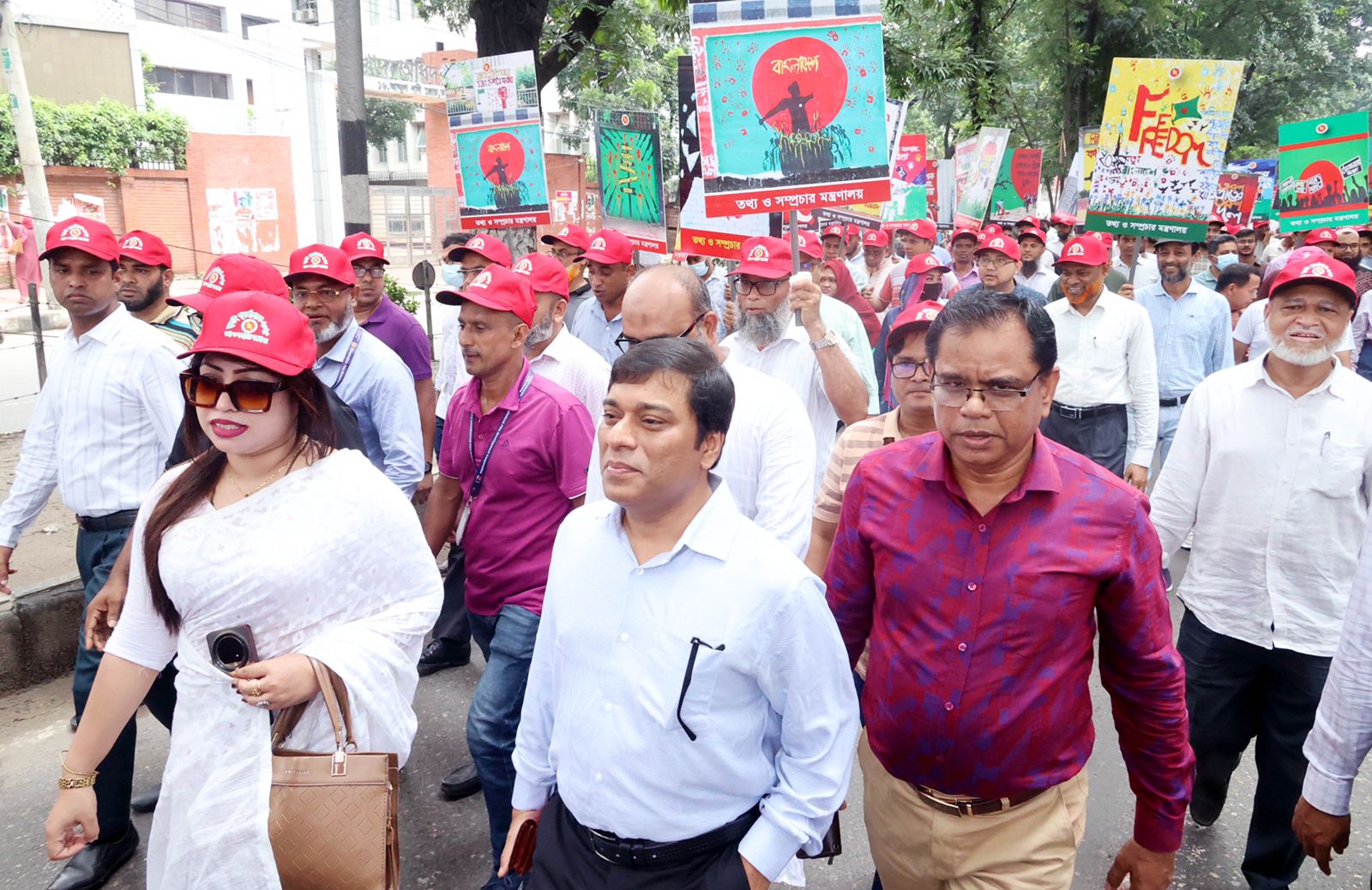 জুলাই পুনর্জাগরণ র্যালীতে অংশ নেন বাসসের ব্যবস্থাপনা পরিচালক মাহবুব মোর্শেদ ও ব্যবস্থাপনা সম্পাদক ফজলুল হক। ছবি: বাসস
