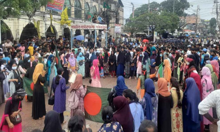 জয়পুরহাটে বিক্ষোভ সমাবেশ করেন শিক্ষার্থীরা