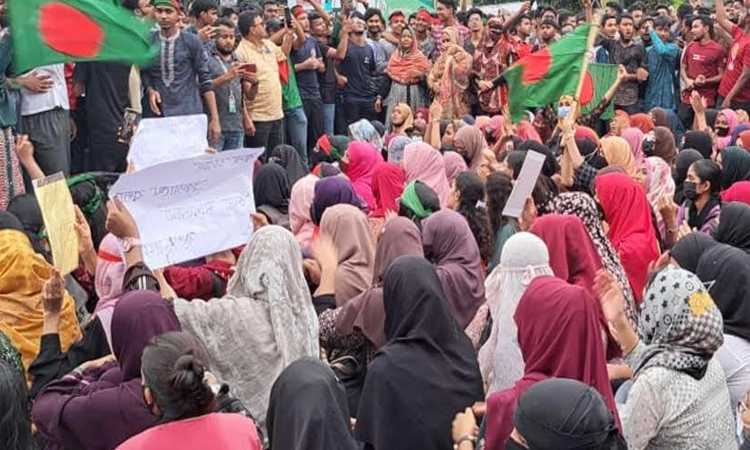 চাঁপাইনবাবগঞ্জে সবাইকে সড়কে নেমে আসার আহ্বান জানিয়েছিলেন শিক্ষার্থীরা
