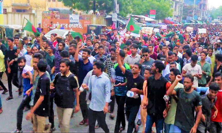 নওগাঁয় বিক্ষোভ মিছিলে হামলায় আহত হয়েছিলেন ১৫ জন 