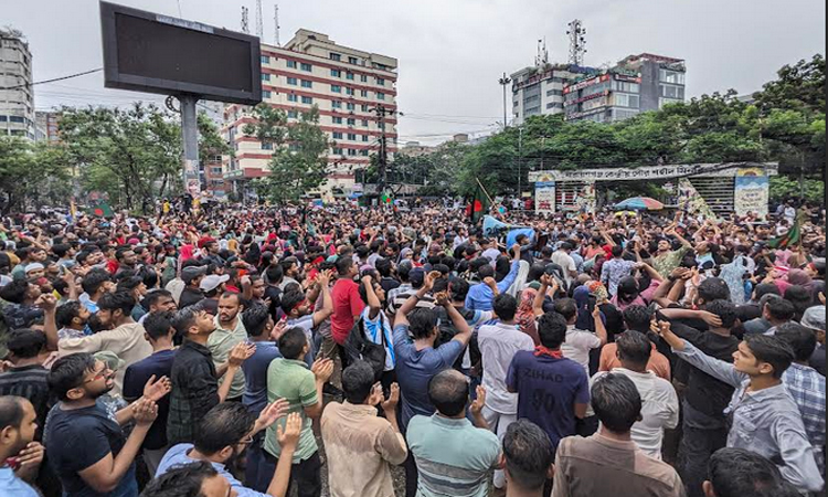দ্রোহের আগুন ছড়িয়ে পড়ে নারায়ণগঞ্জে