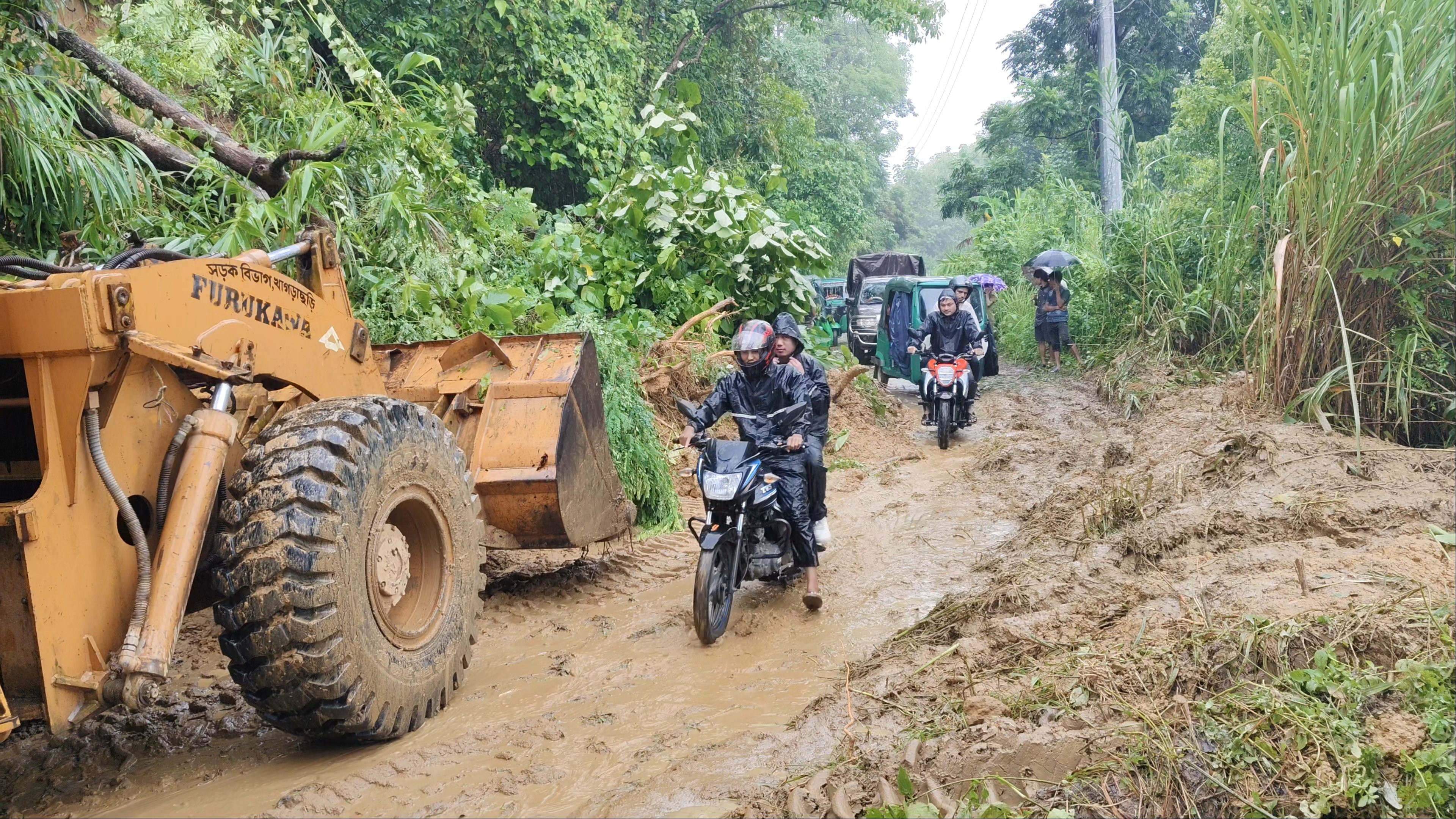 ৬ ঘণ্টা পর রাঙ্গামাটির বাঘাইছড়ি সড়কে যান চলাচল স্বাভাবিক