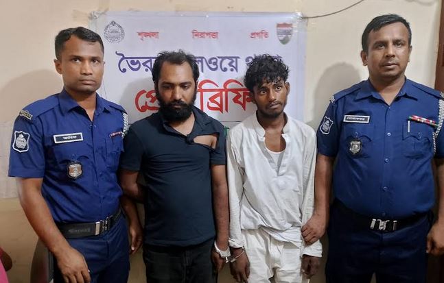 নরসিংদী রেলওয়ে স্টেশনে ছিনতাইকালে ২ ছিনতাইকারী আটক
