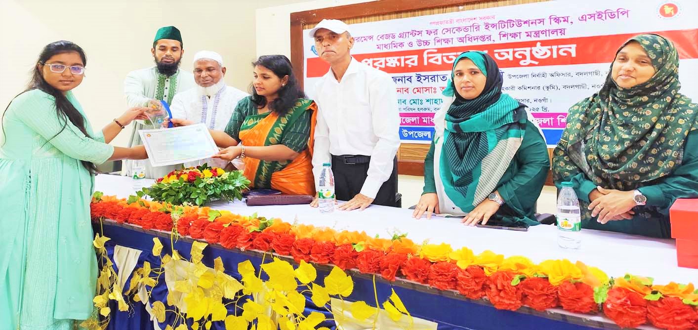 নওগাঁয় কৃতী শিক্ষার্থীদের সংবর্ধনা  