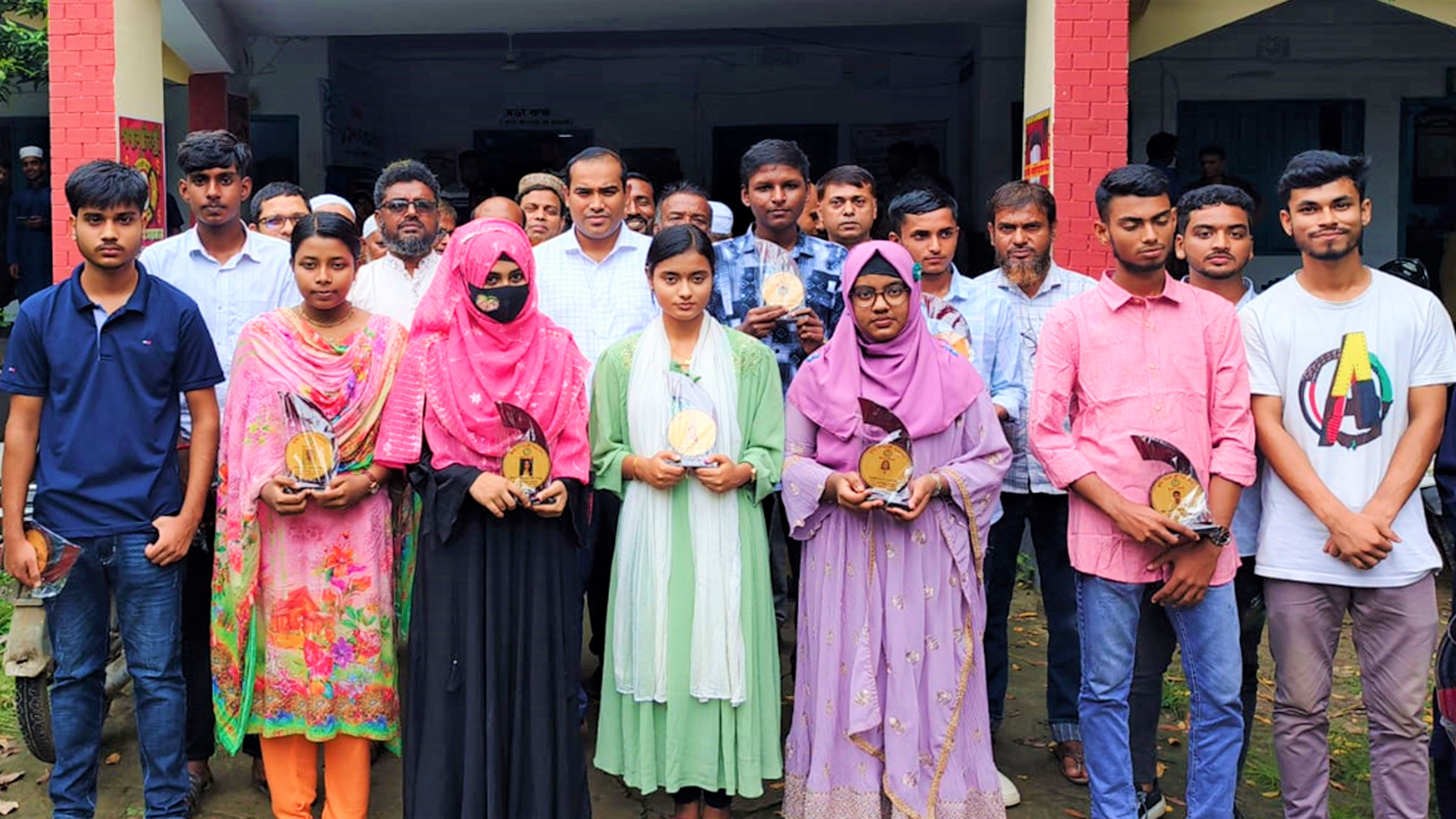 নওগাঁয় কৃতী শিক্ষার্থীদের সংবর্ধনা