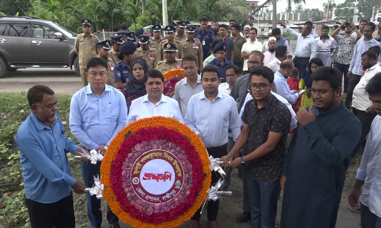 লক্ষ্মীপুরে শহীদদের কবরে প্রশাসনের শ্রদ্ধা নিবেদন