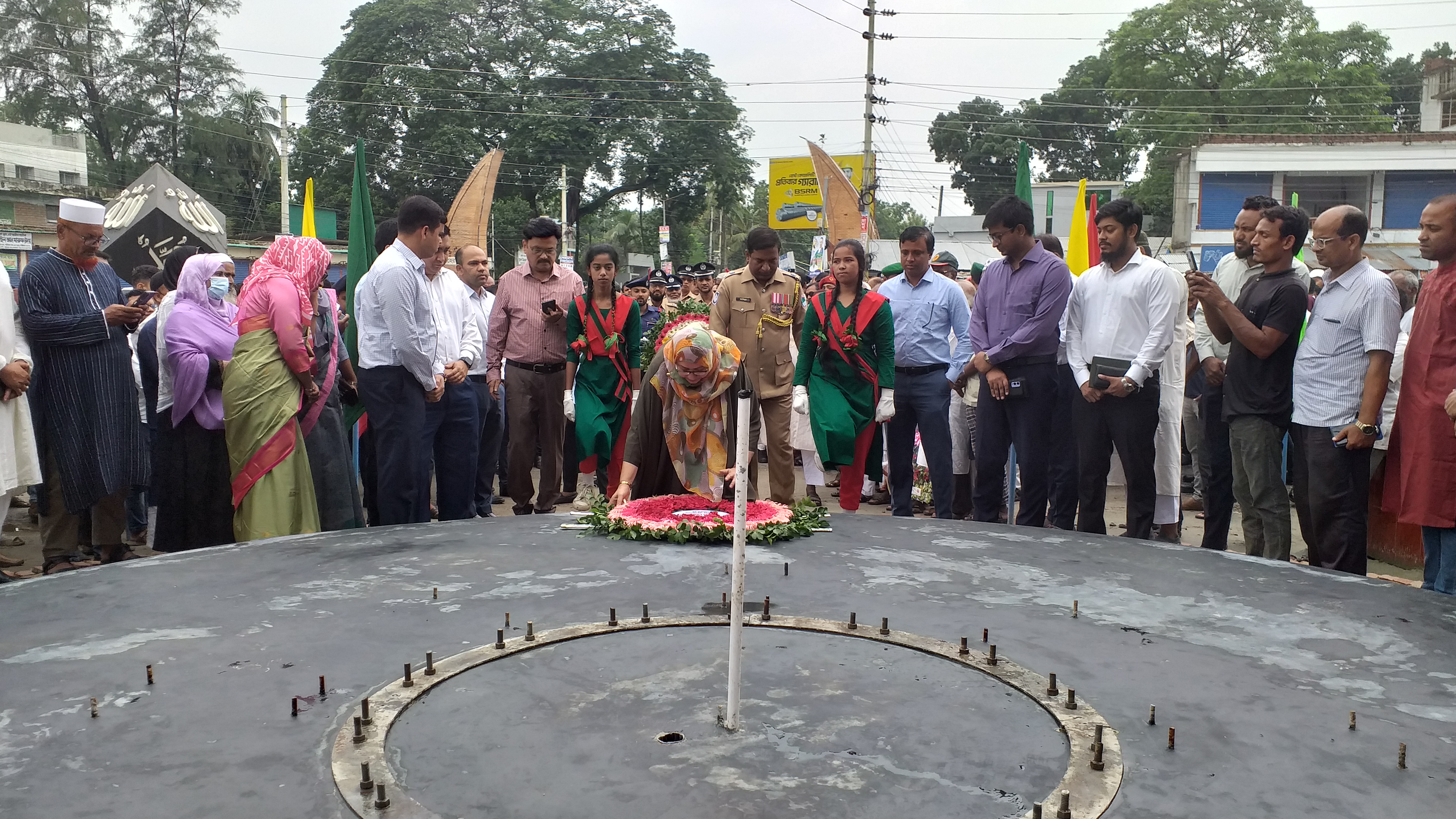 মেহেরপুরে জুলাই গণঅভ্যুত্থান দিবস উপলক্ষে স্মৃতিস্তম্ভে পুষ্পস্তবক অর্পণ