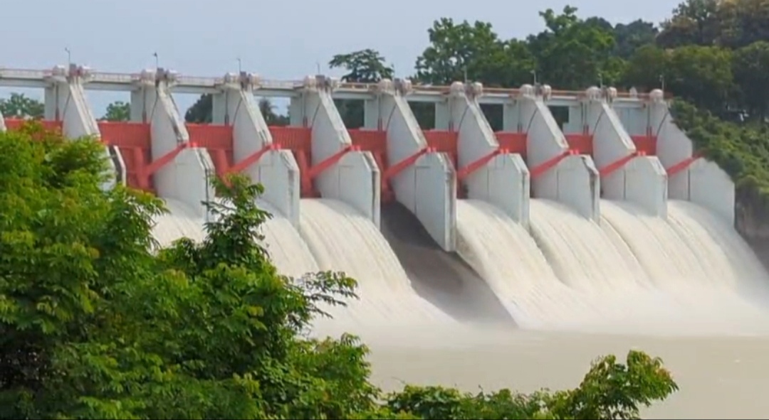 কাপ্তাই বাঁধের ১৬ টি জলকপাট দিয়ে ৬ইঞ্চি করে পানি ছাড়া হচ্ছে 