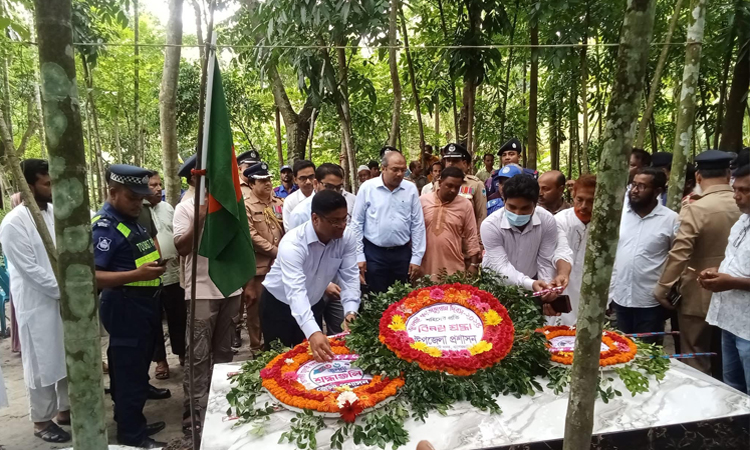 বাগেরহাটে শহীদ আলিফের কবর জিয়ারত ও পুষ্পস্তবক অর্পণ জেলা প্রশাসনের