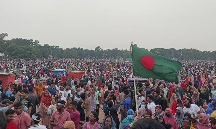 দিনাজপুরে সড়কে নেমে উৎসবে মেতেছিল ছাত্র-জনতা 
