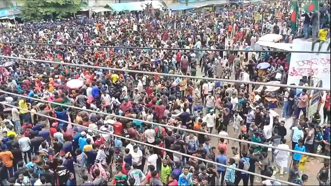 শেখ হাসিনার পতনের খবরে সাতক্ষীরার রাজপথে মানুষের ঢল 