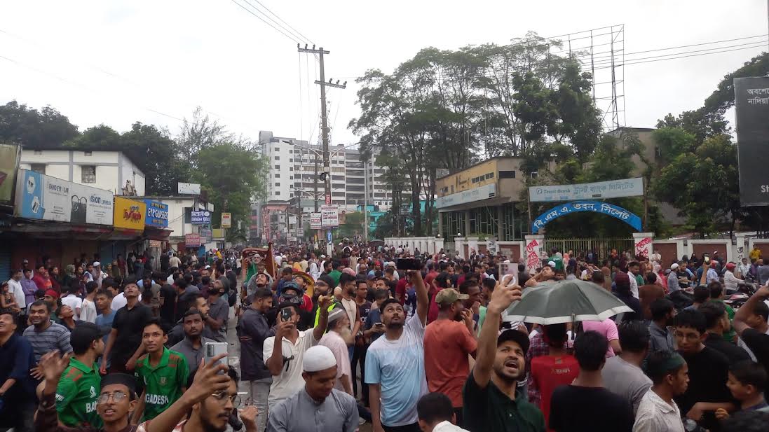 সিলেটে কারফিউ ভেঙে মিছিল, রাস্তায় নেমে আসে সর্বস্তরের মানুষ, গুলিতে নিহত ৫
