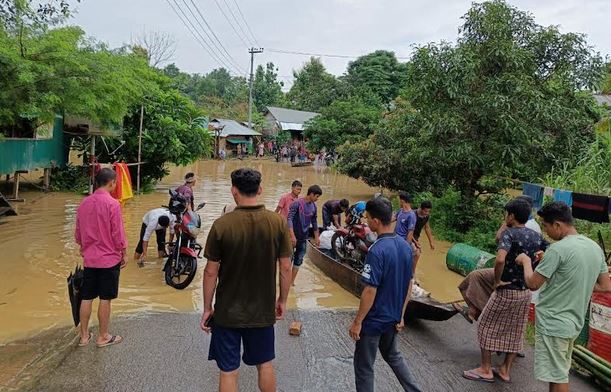 রাঙ্গামাটিতে টানা বৃষ্টিতে সাজেকের সাথে সড়ক যোগাযোগ বন্ধ